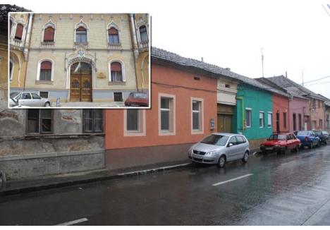 AŞA DA ŞI AŞA NU! Clădirile de pe strada Rimanoczy 6 sunt, potrivit Primăriei, un model de evitat privind reabilitarea, pentru că fiecare corp al aceleiaşi clădiri e zugrăvit în altă culoare, rezultând o clădire mai pestriţă decât un papagal. Pe de altă parte, sediul Episcopiei Oradea e un exemplu de bună practică în reabilitare